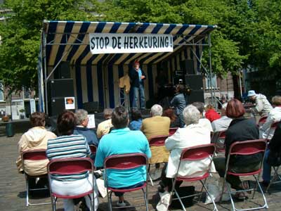 Harry slinger zingt zijn Balkenende lied.